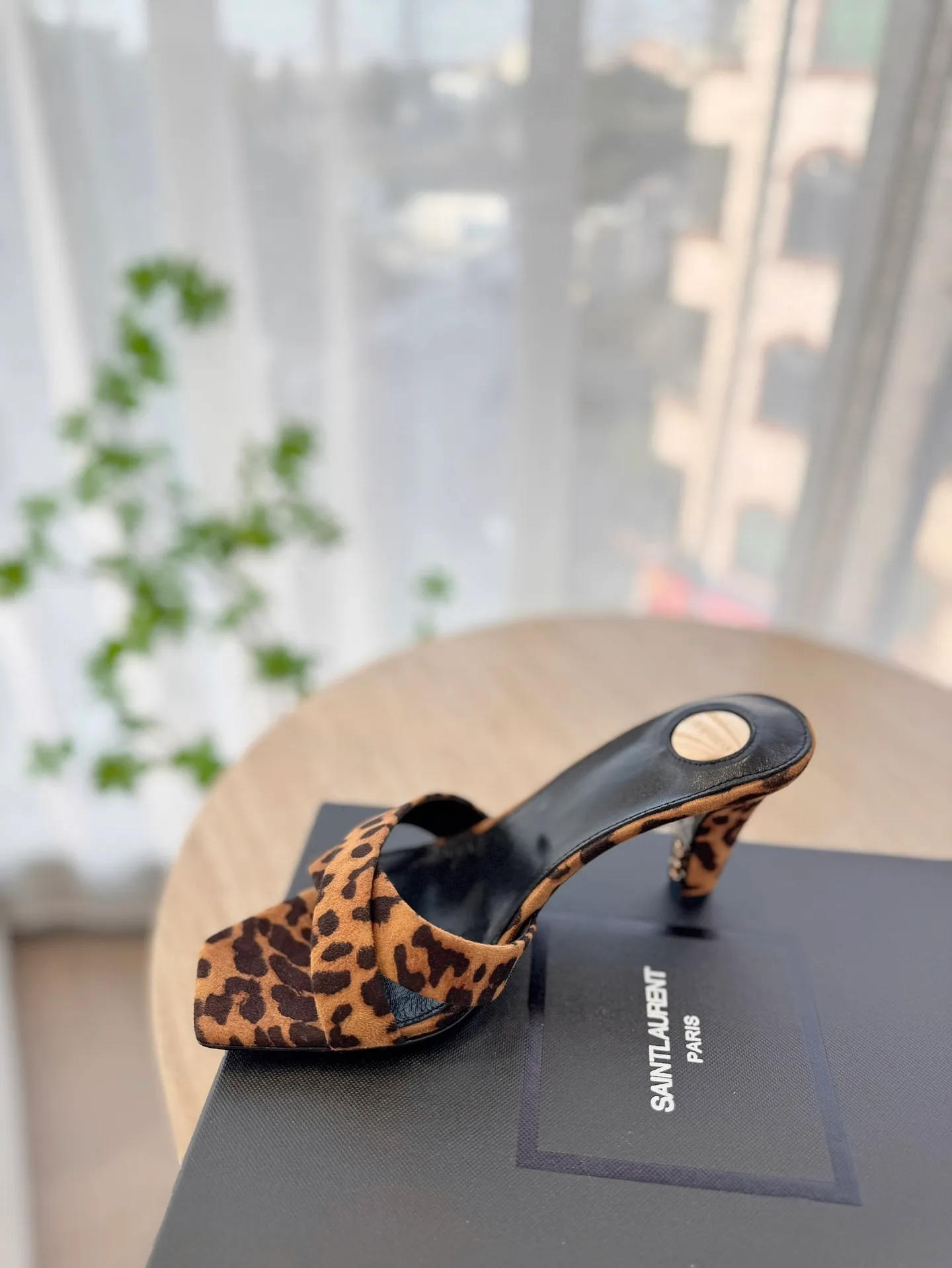 👟👟Ex-factory price 560👟👟 High version "SAINT LAUREN*" Saint Laurent ysl 25ss/new spring and summer catwalk model with large rhinestone high heels and sandals. Only YSL understands women's hearts best and does not accept refutation. It is a super invincible feminine artifact and a must-have for women (z-product full-body customization, own molded hardware accessories, perfect consistency). Compare the differences between pictures and goods on the market. ✔Upper: Customized imported silk ✔Lining: Imported 🐑Sheep leather ✔Sole: Imported genuine leather outsole ✔Heel height: 8cm ✔Number of yards: 35-39 (40, 41, 42 can be customized and non-returnable) (Full set of packaging)